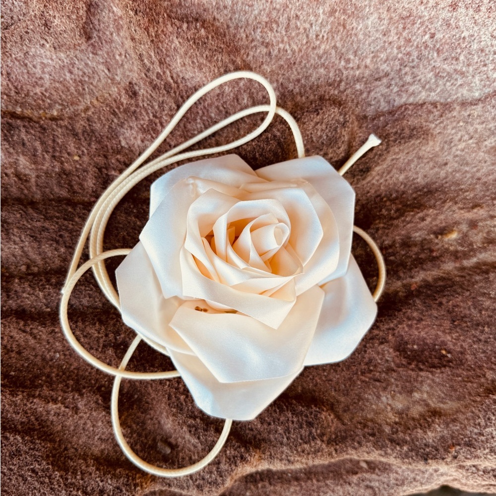 Elegant Cream Floral Belt Accessory